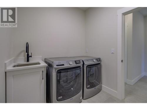 960 15 Avenue Se, Salmon Arm, BC - Indoor Photo Showing Laundry Room