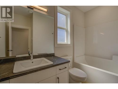 960 15 Avenue Se, Salmon Arm, BC - Indoor Photo Showing Bathroom