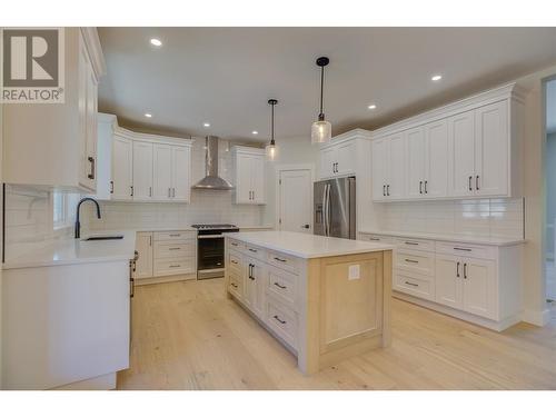 960 15 Avenue Se, Salmon Arm, BC - Indoor Photo Showing Kitchen With Upgraded Kitchen