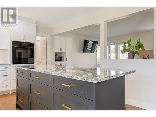 1523 Sunridge Court, Kelowna, BC - Indoor Photo Showing Kitchen With Upgraded Kitchen