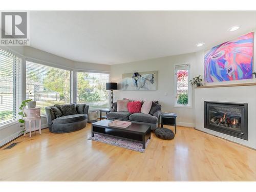 1523 Sunridge Court, Kelowna, BC - Indoor Photo Showing Living Room With Fireplace