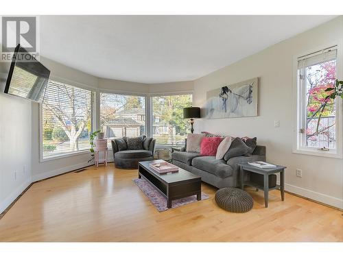 1523 Sunridge Court, Kelowna, BC - Indoor Photo Showing Living Room