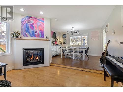 1523 Sunridge Court, Kelowna, BC - Indoor Photo Showing Living Room With Fireplace