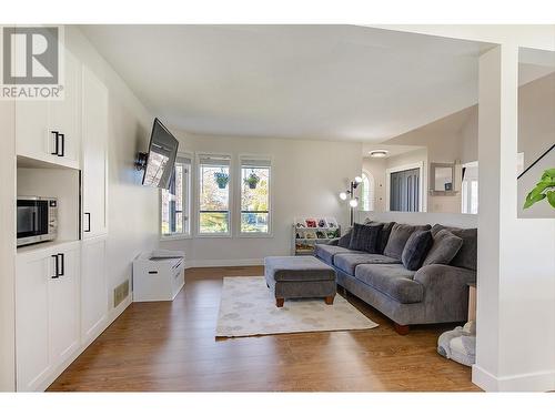 1523 Sunridge Court, Kelowna, BC - Indoor Photo Showing Living Room