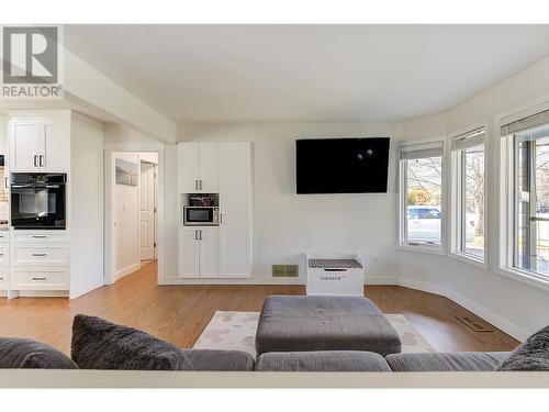 1523 Sunridge Court, Kelowna, BC - Indoor Photo Showing Living Room