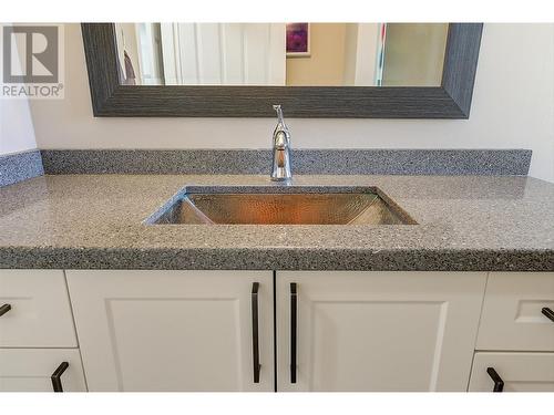 1523 Sunridge Court, Kelowna, BC - Indoor Photo Showing Kitchen