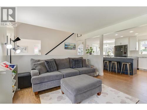 1523 Sunridge Court, Kelowna, BC - Indoor Photo Showing Living Room