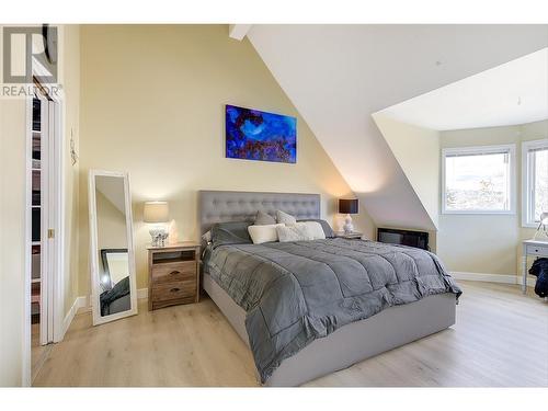 1523 Sunridge Court, Kelowna, BC - Indoor Photo Showing Bedroom