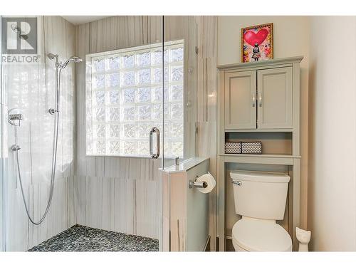 1523 Sunridge Court, Kelowna, BC - Indoor Photo Showing Bathroom