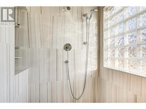 1523 Sunridge Court, Kelowna, BC - Indoor Photo Showing Bathroom