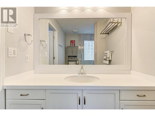 1523 Sunridge Court, Kelowna, BC - Indoor Photo Showing Bathroom