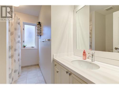 1523 Sunridge Court, Kelowna, BC - Indoor Photo Showing Bathroom