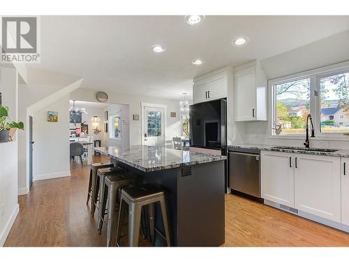 1523 Sunridge Court, Kelowna, BC - Indoor Photo Showing Kitchen With Upgraded Kitchen