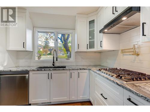 1523 Sunridge Court, Kelowna, BC - Indoor Photo Showing Kitchen With Upgraded Kitchen