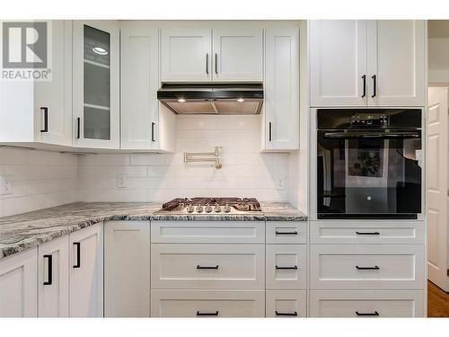 1523 Sunridge Court, Kelowna, BC - Indoor Photo Showing Kitchen With Upgraded Kitchen