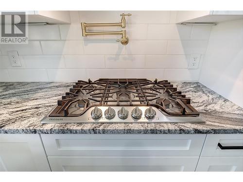 1523 Sunridge Court, Kelowna, BC - Indoor Photo Showing Kitchen