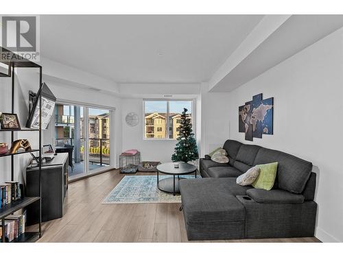 3642 Mission Springs Drive Unit# 401C, Kelowna, BC - Indoor Photo Showing Living Room