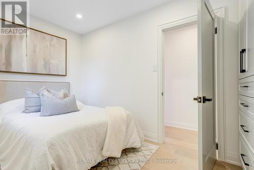 5133 Cherryhill Crescent, Burlington, ON - Indoor Photo Showing Bedroom