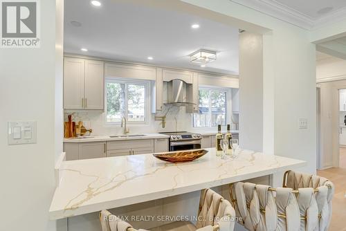 5133 Cherryhill Crescent, Burlington, ON - Indoor Photo Showing Kitchen With Upgraded Kitchen