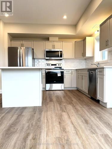 405 - 118 Summersides Boulevard, Pelham, ON - Indoor Photo Showing Kitchen