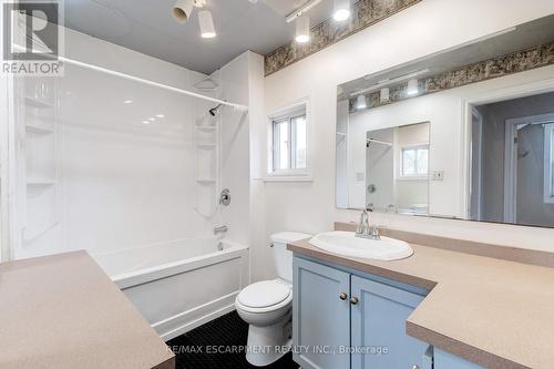 232 East 8Th Street, Hamilton, ON - Indoor Photo Showing Bathroom