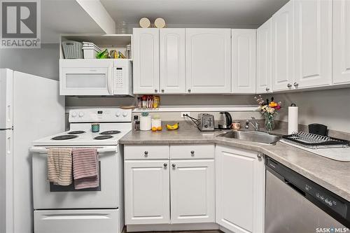 1929 Mckercher Drive, Saskatoon, SK - Indoor Photo Showing Kitchen