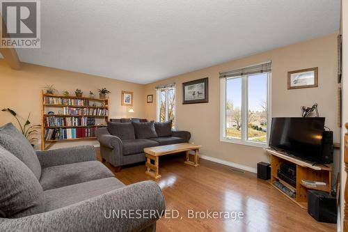 640 Pineridge Road, Waterloo, ON - Indoor Photo Showing Living Room