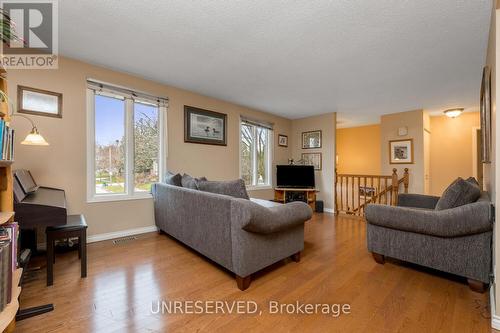 640 Pineridge Road, Waterloo, ON - Indoor Photo Showing Living Room