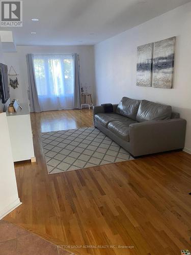 21 Miriam Garden Way, Vaughan, ON - Indoor Photo Showing Living Room