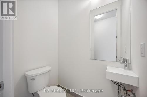 8 David Eyer Road, Richmond Hill, ON - Indoor Photo Showing Bathroom