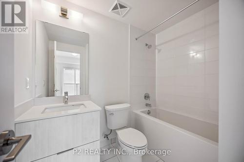 8 David Eyer Road, Richmond Hill, ON - Indoor Photo Showing Bathroom