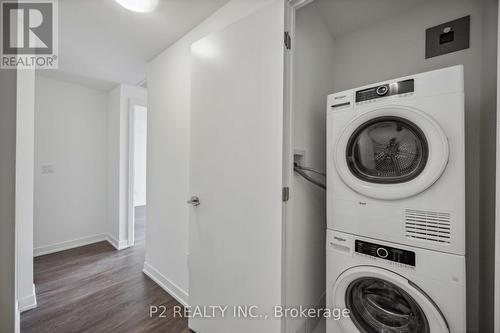 8 David Eyer Road, Richmond Hill, ON - Indoor Photo Showing Laundry Room