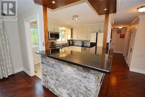 17 Law Crescent S, Richmond Hill, ON - Indoor Photo Showing Kitchen