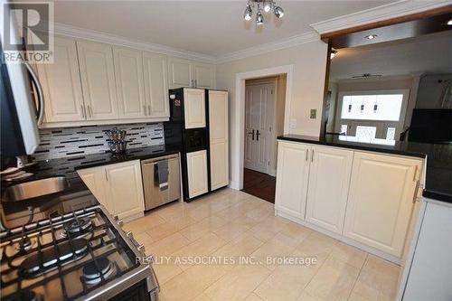 17 Law Crescent S, Richmond Hill, ON - Indoor Photo Showing Kitchen