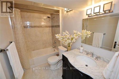 17 Law Crescent S, Richmond Hill, ON - Indoor Photo Showing Bathroom