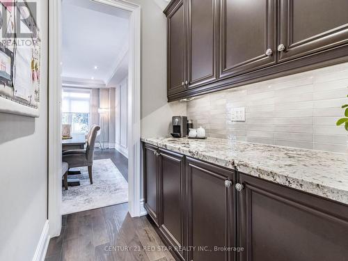 12 Rowley Street, Richmond Hill, ON - Indoor Photo Showing Kitchen With Upgraded Kitchen