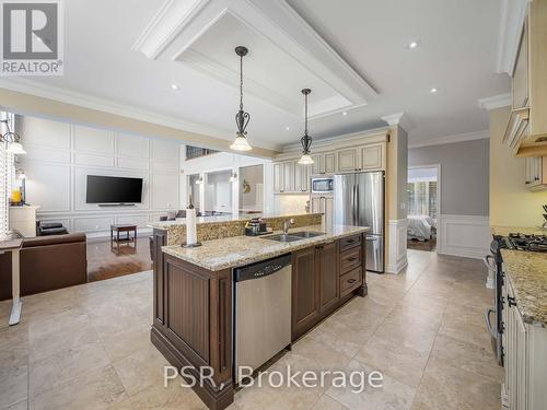 3965 Algoma Avenue, Innisfil, ON - Indoor Photo Showing Kitchen With Double Sink With Upgraded Kitchen