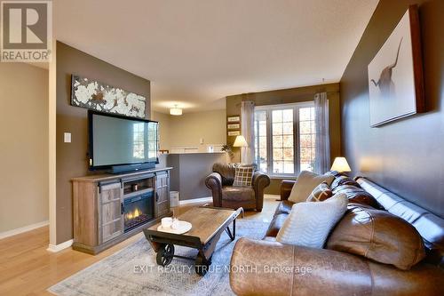 1321 Vincent Crescent, Innisfil, ON - Indoor Photo Showing Living Room