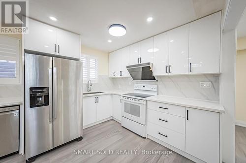 58 Collins Crescent, Aurora, ON - Indoor Photo Showing Kitchen