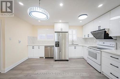 58 Collins Crescent, Aurora, ON - Indoor Photo Showing Kitchen