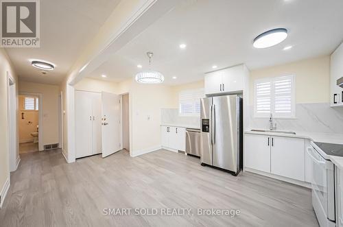 58 Collins Crescent, Aurora, ON - Indoor Photo Showing Kitchen