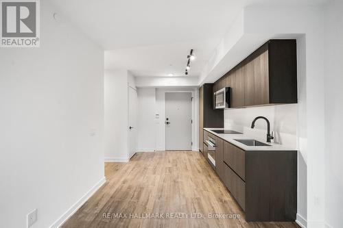 608 - 327 King Street W, Toronto, ON - Indoor Photo Showing Kitchen