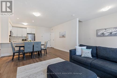 507 - 657 Cricklewood Drive, Mississauga, ON - Indoor Photo Showing Living Room