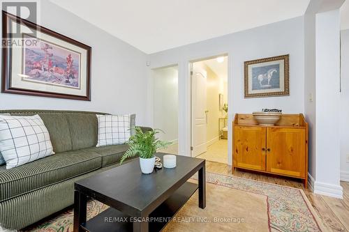 13416 Fourth Line Nassagaweya, Milton, ON - Indoor Photo Showing Living Room