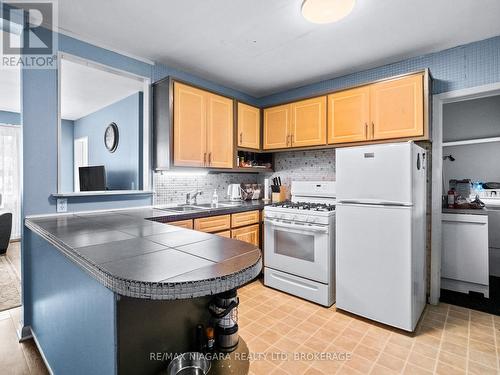 321 Dufferin Street, Fort Erie (332 - Central), ON - Indoor Photo Showing Kitchen