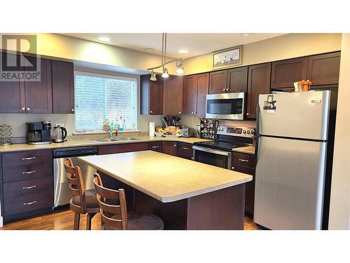 1990 Pacific Way Unit# 30, Kamloops, BC - Indoor Photo Showing Kitchen With Double Sink