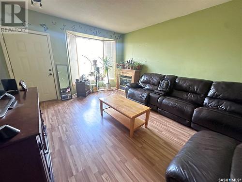 441 Petterson Drive, Estevan, SK - Indoor Photo Showing Living Room