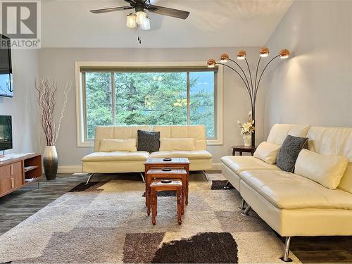 565 Clearwater Valley Road, Clearwater, BC - Indoor Photo Showing Living Room