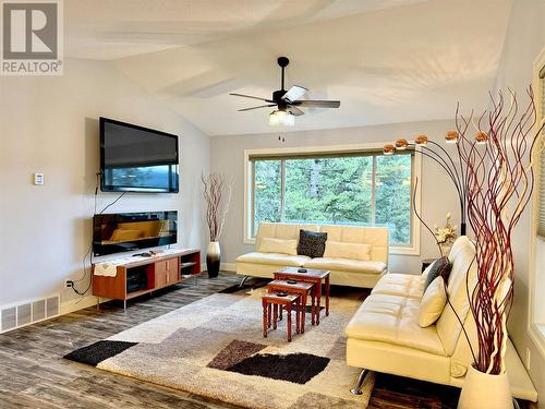 565 Clearwater Valley Road, Clearwater, BC - Indoor Photo Showing Living Room