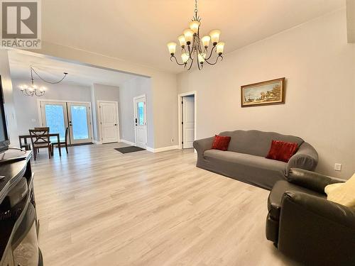 565 Clearwater Valley Road, Clearwater, BC - Indoor Photo Showing Living Room